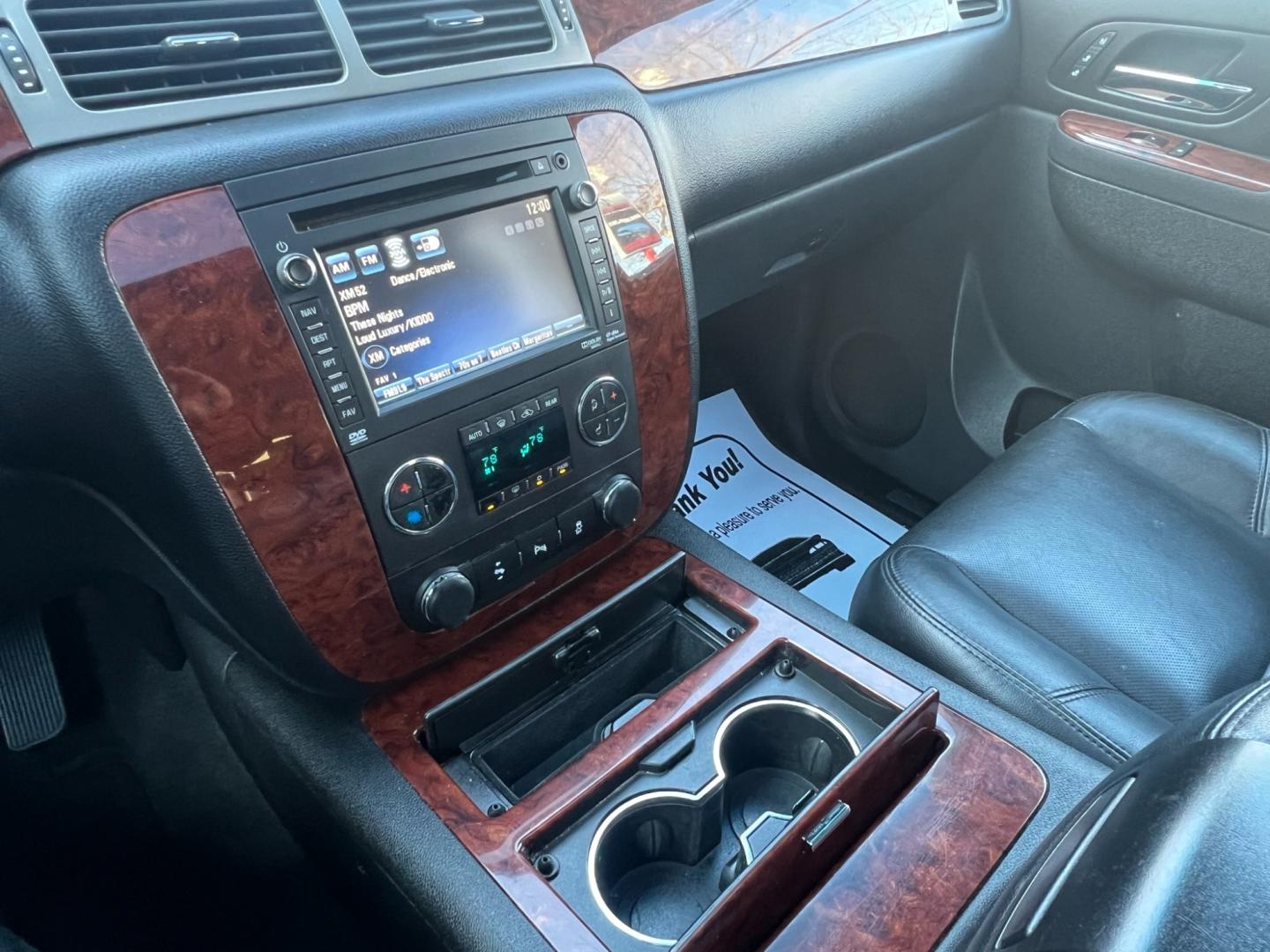 2014 White /Black Leather Chevrolet Suburban LTZ 1500 4WD (1GNSKKE77ER) with an 5.3L V8 OHV 16V FFV engine, 6 SPEED AUTOMATIC transmission, located at 1018 Brunswick Ave, Trenton, NJ, 08638, (609) 989-0900, 40.240086, -74.748085 - Photo#34